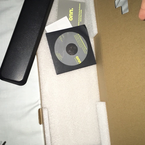 onn. RGB Mechanical Gaming keyboard - Picture 16 of 16